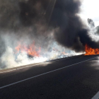 Uno de los vehículos del accidente se incendió provocando un incendio de vegetación.