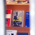 El llibre 'Tots els contes' de Víctor Català a la llibreria Laie amb la persiana abaixada per Sant Jordi, el 23 d'abril del 2020