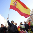 Un dels manifestants de la Plaça de la Font amb una bandera espanyola.