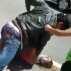Un instante del vídeo en el cual se puede ver la agresión a la mujer.