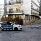 El coche con el detenido llegando al edificio de Lloret de Mar donde ha tenido lugar el crimen.