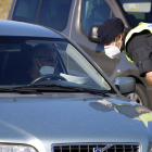 Un agente de los mossos|mozos consultando el certificado de auto-responsabilidad de un conductor en el Segrià.