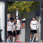 Jugadores de la Valencia entrenando en portad cerrada a causa del coronavirus.
