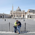 Imagen de turistas delante de la plaza de Sant Pere, casi vacía, en Roma.