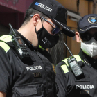 Imagen de dos agentes de la Policía Local Torredembarra.