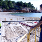 El alcalde de l'Ametlla de Mar, Jordi Gaseni, observando las obras de reconstrucción de la plataforma de duchas de la playa de Pixa-vaques.