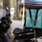 Una motocicleta de repartiment de menjar a domicili que fa el servei per a Deliveroo.