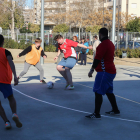 Uno de los partidos disputados ayer en la Escuela Teresa Miquel i Pàmies.
