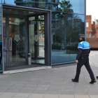 Patrulla de la Guardia Urbana de Reus entrando en la comisaría central.
