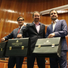 Ministre de Sanitat, Salvador Illa, el vicepresident d'Afers Socials, Pablo Iglesias, i el ministre de Consum, Alberto Garzón, amb les seves maletes de ministre.