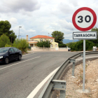 Imagen de uno de los muchos letreros con el 30 que se han colocado en las calles de Tarragona, este en la entrada del barrio de Sant Salvador.