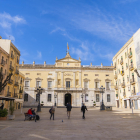 Imagen de la fachada del Ayuntamiento de Tarragona con una plaza de la Font con poco movimiento.