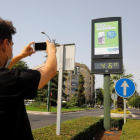 Un jove fotografia un termòmetre de carrer a Còrdova que marca 46 graus.