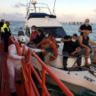 Pla general dels treballadors de les Salines de la Trinitat rescats per Salvament Marítim de Tarragona.