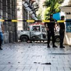 La policía monta un cordón policial en uno de los lugares donde se ha registrado un atentado suicida en Túnez.