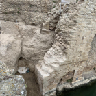 Pla general de les excavacions al castell d'Amposta amb l'arc medieval restaurat l'any 2017, a la dreta.