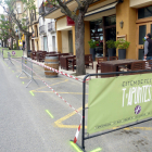 Los trabajos provisionales hechos para suprimir las plazas de aparcamiento de la calle Miquel Barceló en Falset