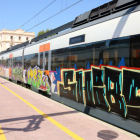Un tren de Rodalies ple de pintades amb grafits aparcat a l'estació de Vilanova i la Geltrú.