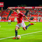 Abraham Minero intenta un centro desde la banda izquierda durante el Nàstic-Deportivo de la presente temporada.