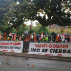 Treballadors de Saint-Gobain durant la concentració celebrada aquest dimecres davant el Parlament de Catalunya.