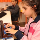 Una niña ciega utilizando un ordenador.