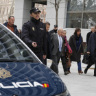 El presidente de la Generalitat Jordi Pujol acompañado de su mujer Marta Ferrusola y sus abogados después de declarar ante el juez de la Audiencia Nacional