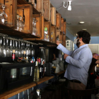 Pla mitjà del propietari del restaurant La Pepita, Carles Badia, preparant l'establiment per la reobertura en la fase 1 del pla de desconfinament