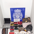 Plano general de los objetos de lujo que llevaba el hombre detenido en el aeropuerto del Prat.