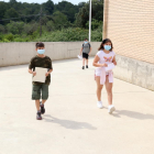 Tres alumnos de quinto de primaria del Instituto Escola la Agulla del Catllar, entrando en el centro por primera vez en más de dos meses.