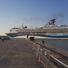 El Marella Explorer 2 atracant al Port de Tarragona aquest divendres.