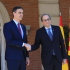 El presidente del gobierno español, Pedro Sánchez, y el presidente de la Generalitat, Quim Torra, encajan las manos el 26 de febrero del 2020 en la puerta del Palau de la Moncloa, antes de la primera reunión de la mesa de diálogo