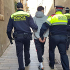 Agents de la Guàrdia Urbana i els Mossos amb el detingut.