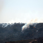 Un hidroavió treballant en la revifada d'un focus de l'incendi, entre els termes municipals de Bovera i Flix, el 28 de juny del 2019