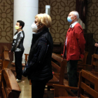 Feligresos a missa, a la parròquia de Sant Pau de Tarragona, amb mascaretes i mantenint distàncies en els bancs.