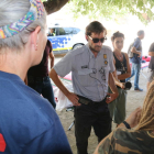 Dos de los desalojadas escuchando las indicaciones del responsable de Protección Civil, en el centro de acogidos de la escuela de Flix.