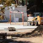 El pati de l'escola Vilamar de Calafell mentre hi circulen excavadores a pocs dies de l'inici del curs 2020-21.