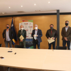 Pla general de l'acte de signatura del manifest entre l'alcalde de Salou, Pere Granados, i representants de les associacions empresarials del municipi.