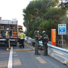 Efectivos de los Bomberos y de los Agentes Rurales trabajando en la extinción del incendio que ha quemado al AP-7 en Roda de Berà en sentido Castellón