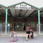 Maria Giner i la seva filla, de P4, entrant al CEIP el Serrallo en el primer dia d'obertura després de dos mesos i mig d'estar tancats.