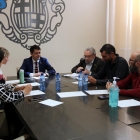 Plano general de la reunión del alcalde de Igualada, Marc Castells, con el secretario de Salut Pública, Joan Guix, y los alcaldes de los municipios afectados en la Anoia.