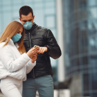 Imatge d'una parella amb mascareta al carrer durant el decret d'alarma pel coronavirus.