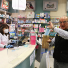 Un cliente de la Farmacia Ferrús de Reus que fue a buscar la mascarilla gratuita el primer día de reparto.