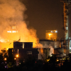 Imagen de las llamas en la planta de IQOXE.