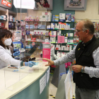 Un home adquireix una mascareta a la Farmàcia Ferrús de Reus el 20 d'abril.