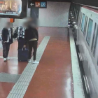 Imagen de una cámara de seguridad del metro de Barcelona en qué se ve en la parte izquierda uno de los miembros de la banda especializada en hurtos que limpia el escupitajo a la víctima mientras una segunda persona coge la maleta del pasajero.