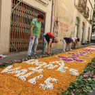 Unas mujeres montando una alfombra de flores en Valls, en motivo de la celebración del Corpus, ayer.