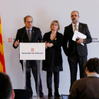 Plano medio del presidente del Gobierno, Quim Torra, con los consellers de Salut, Alba Vergés, y de Interior, Miquel Buch, en rueda de prensa el 12 de marzo.