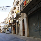 Pla general de locals tancats al carrer de la Cort de Valls, en ple centre històric.