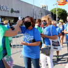 Una voluntària de l'ANC prenent la temperatura a l'entrada de la concentració de Girona