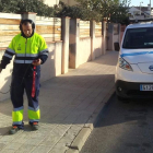 El operario revisando la red de aguas de Roda de Berà con el aparato adquirido hace un año.